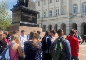 Uczniowie przed pomnikiem Mikołaja Kopernika