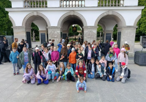 Uczniowie klas 3a i 4a przy Grobie Nieznanego Żołnierza