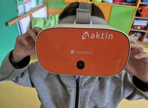 Uczeń w okularach gogle ogląda bajkę