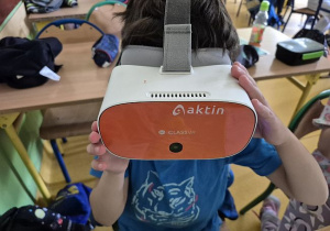 Uczeń ogląda bajkę Królewna Śnieżka w okularach 3d