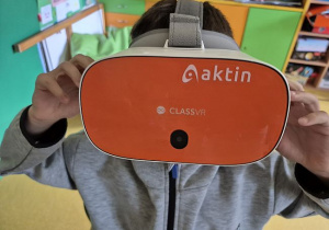 Uczeń ogląda bajkę Roszpunka w okularach 3d