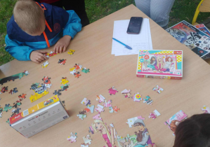 Dziecko podczas układania puzzli