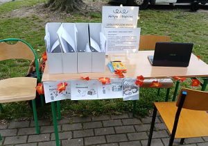 Stoisko podczas pikniku szkolnego nawiązujące do programu Aktywni Błękitni
