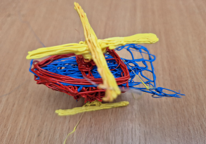 Helikopter wykonany na festynie szkolnym długopisami 3D
