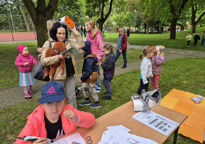Rodzice oglądają okulary VR podczas festynu szkolnego