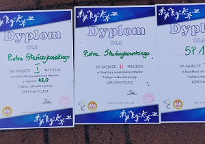 Zdjęcie przedstawiające 3 dyplomy za zajęcia 1, 2 miejsca i dla szkoły w igrzyskach sportowych