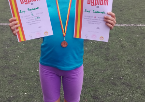 Uczennica Łucja pokazuje swoje dyplomy
