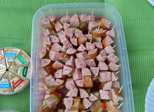Koreczki z wędliny i sera na klasowy piknik