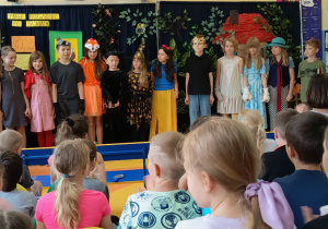 Zdjęcie grupowe aktorów- przedstawienie