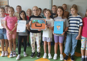 Uczniowie prezetyują zdobyty certyfikat programu Akwtni Błękitni