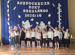 Uczniowie śpiewają piosenkę podczas rzopoczęcie roku szkolnego 2025