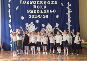 Ucznwie kalsy drugiej spiewają pisenkę na ropoczęciu roku szkolnego 2025