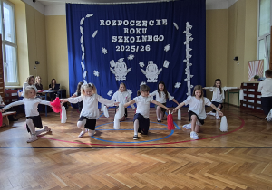 Dziewczynki tańczą tanieć do utworu muzycznego