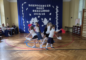 Dziewczynki machają pomponami rytmicznie do utworu muzycznego Alleluja