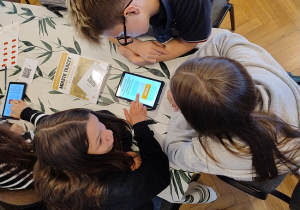 Rozwiązanie quizu przy użyciu tabletu w muzeum