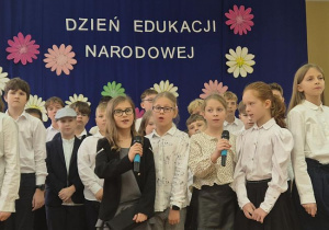 Uczniowie śpiewają piosenkę z okazji Dnia Edukacji Narodowej