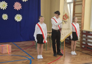 Poczet sztandarowy z okazji Dnia Edukacji Narodowej