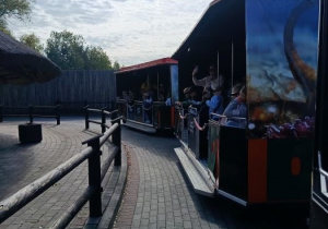 Uczniowie jadący ciuchcią