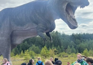 Uczniowie podczas oglądania rzeźby T-Rexa