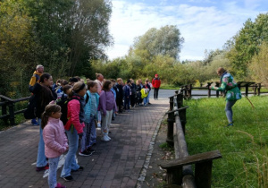 Uczniowie podczas zwiedzania JuraParku