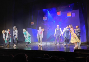 Aktorzy w teatrze grają spektakl