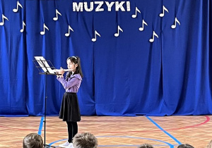 Gra uczennicy na flecie podczas Dnia Muzyki w szkole