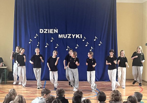 Taniec uczniów podczas Dnia Muzyki na sali gimnastycznej