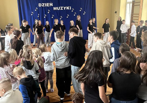 Występ uczniów podczas Dnia Muzyki
