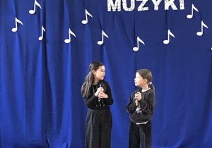 Duet dwóch dziewczynek w szkole podczas Dnia Muzyki