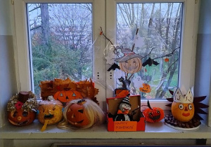 Dynie na parapecie szkolnym