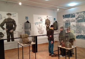 Oglądanie wystawy w Muzeum Tradycji Niepodległościowych