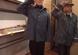 Uczniowie przebrani w mundury