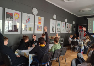 Uczniowie w mzuemu na warsztatch