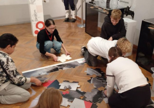 Uczniowie układają puzzle w Muzemu Tradycji Niepodległościowych