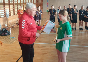 Zawody sportowe uczennic - złoty medal