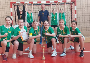 Uczennice w strojach sportowych z terenem po zawodach sportowych w szkole