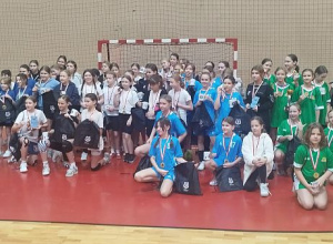 Zdjęcie grupowe uczennic po zawodach sportowych w piłece ręcznej