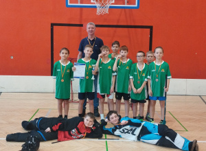 Zdjęcie grupowe zawodników z ternerem po Mistrzostwach Łodzi w unihokeju