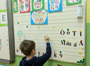 Uczeń stoi przy tablicy