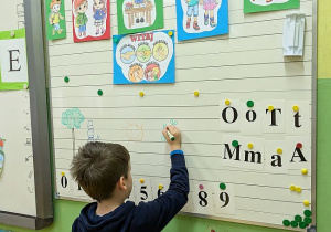 Uczeń układa wyraz przy tablicy