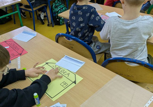 Uczeń koloruje obrazek szkoły