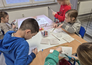 Uczniowie wykonują prace techniczno-plastyczne