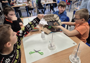 Uczniowie wykonuja świąteczne dekoracje