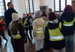 Uczniowie z przewodnikiem