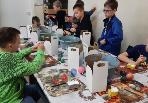 Uczniowie dekorują bombki