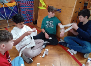 Uczniowie uczą się bandażować