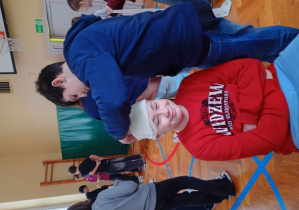 Uczeń uczy się bandażować głowę