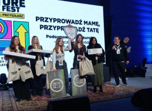 Miniatura przedstawia nagrodzone uczennice