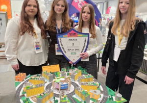 Zdjęcie przedstawia uczennice z makietą osiedla