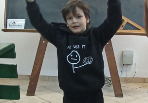 Chłopiec w Muzeum Oświaty w Łodzi podczas zajęć edukacyjnych